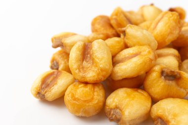 Beyaz arkaplanda kavrulmuş İnka konileri