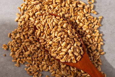 Tuzlu ve gevrek kavrulmuş kamut.