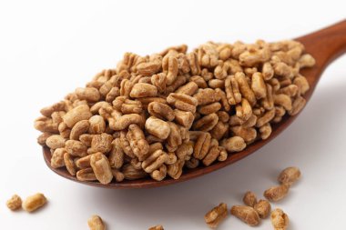 Beyaz arka planda kavrulmuş Kamut