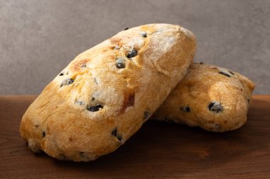 Dilimlenmiş zeytinli ciabatta.