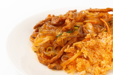 Beyaz arka planda Japon pirinci.