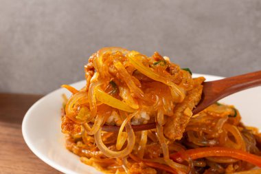 Japon pilavı ve Japon pilavı. Kırmızı biber yağında kızartılmış.