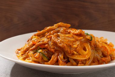 Japon pilavı ve Japon pilavı. Kırmızı biber yağında kızartılmış.