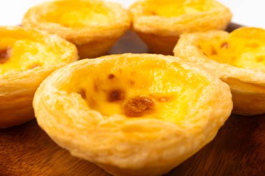 Beyaz arkaplanda yumurtalı tartlar