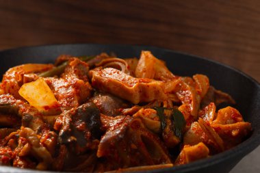 Baharatlı kızarmış domuz midesi.