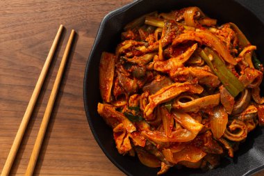 Baharatlı kızarmış domuz midesi.