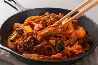 Baharatlı kızarmış domuz midesi.