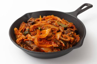 Beyaz arka planda kızartılmış domuz eti sosu