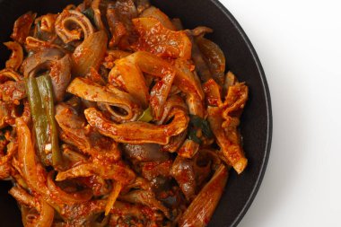 Beyaz arka planda kızartılmış domuz eti sosu