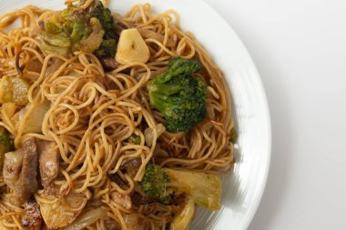 Kızarmış Hong Kong usulü beyaz arka planda yumurtalı erişte.