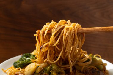 Kızarmış Hong Kong usulü et ve sebzeli erişte.