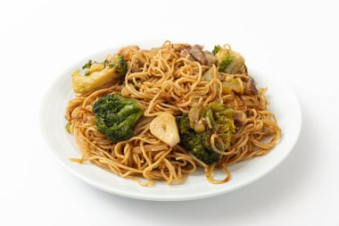 Kızarmış Hong Kong usulü beyaz arka planda yumurtalı erişte.