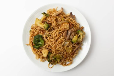 Kızarmış Hong Kong usulü beyaz arka planda yumurtalı erişte.