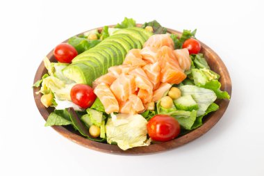 Beyaz Arkaplanda Avokado ve Somon Salatası