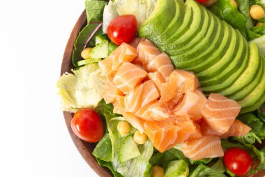 Beyaz Arkaplanda Avokado ve Somon Salatası