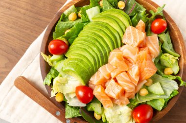 Taze yeşillikli avokado ve somon salatası.