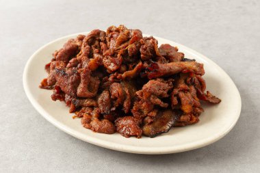 Gochujang Bulgogi, baharatlı Gochujanghite arka planında marine edilmiş domuz eti Bulgogi üzerinde.