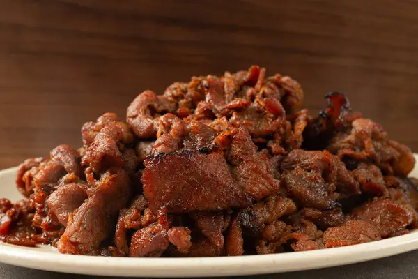 Gochujang Bulgogi, baharatlı Gochujanghite arka planında marine edilmiş domuz eti Bulgogi üzerinde.