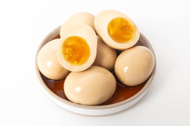 Beyaz Arkaplanda Salamura Yumuşak Kaynamış Yumurta