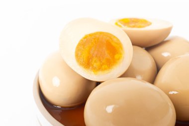 Beyaz Arkaplanda Salamura Yumuşak Kaynamış Yumurta