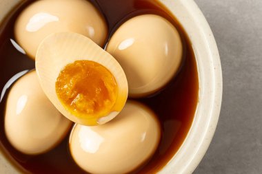 Soya soslu marine edilmiş haşlanmış yumurta.