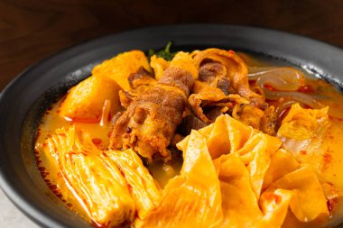 Sığır eti, sebze ve diğer Çin İçindekiler ile Malatang