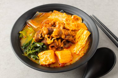 Sığır eti, sebze ve diğer Çin İçindekiler ile Malatang