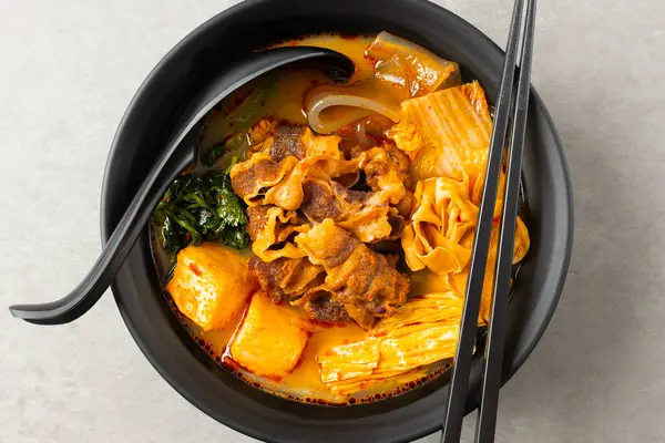 Sığır eti, sebze ve diğer Çin İçindekiler ile Malatang