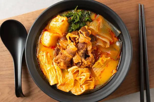 Sığır eti, sebze ve diğer Çin İçindekiler ile Malatang