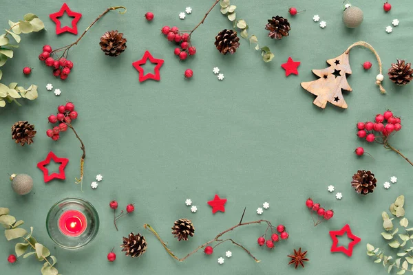 Turkuaz Rengi Kırmızı Renkte Noel Arkaplanı Düz Yatak Dikenli Dut — Stok fotoğraf