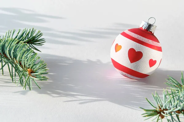 Única Bugiganga Decorativa Natal Bola Vidro Branco Vermelho Com Formas — Fotografia de Stock