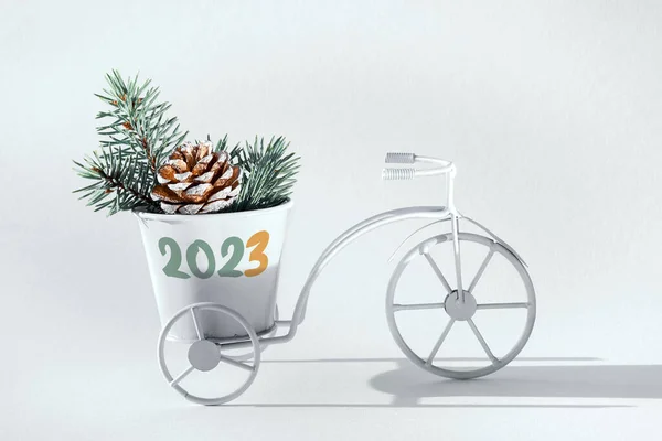 2023 Leyenda Saludo Bicicleta Decorativa Blanca Bicicleta Con Cono Pino —  Fotos de Stock