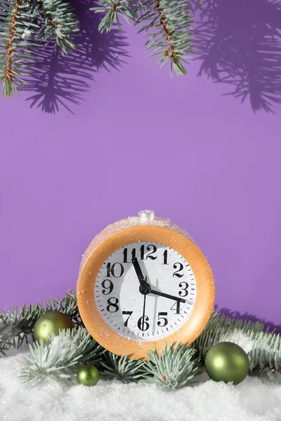 Wood Alarm Clock Fir Twigs Green Baubles Balls Trinkets Snow — Stock Photo, Image