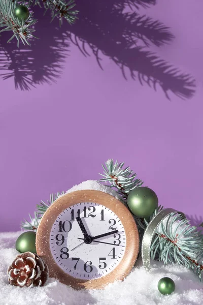 Wood Alarm Clock Fir Twigs Green Baubles Balls Trinkets Snow — Stock Photo, Image