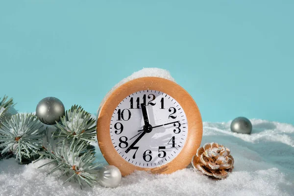 Wood Alarm Clock Fir Twigs Green Trinkets Snow Time Twenty — Stock Photo, Image