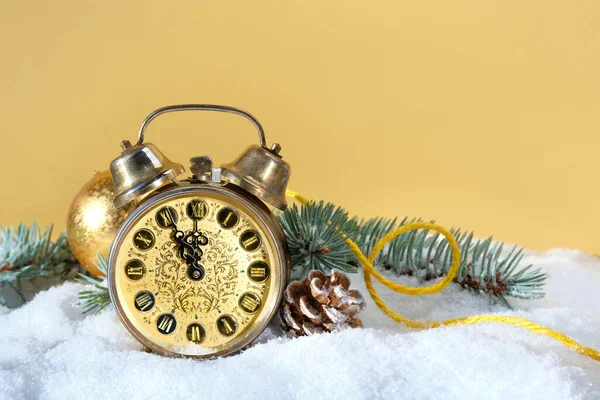 Old Vintage Alarm Clock Fir Twigs Gold Trinkets Aand Cones — Stock Photo, Image