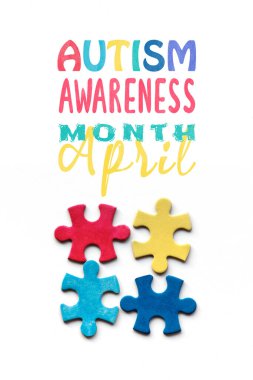 Metin Otizm Farkındalığı Ayı, Nisan. Dört yapboz parçasına yakın çekim. Pankart, duvar kağıdı, afiş ya da poster için arka plan. Sağlık Hizmetleri Otistik Bozukluğu Broşür kapağı için farkındalık kampanyası tasarımı.
