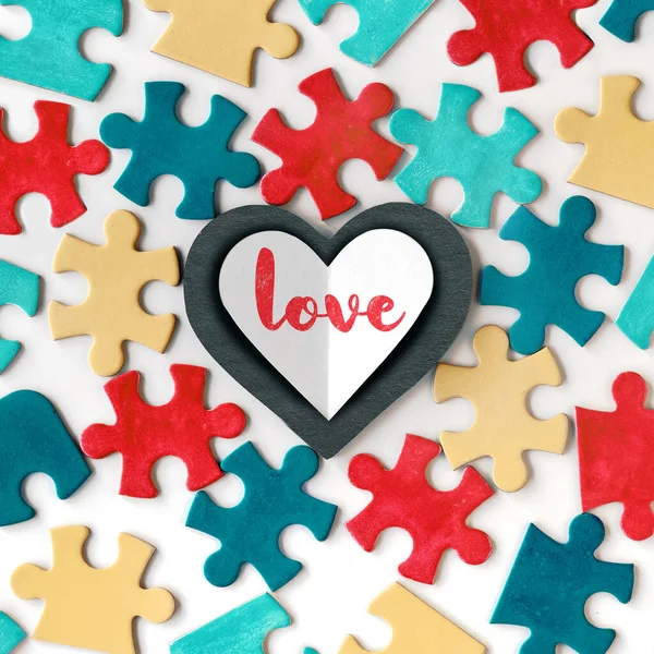 Autisme Bewustmakingscampagne Symbolen Kleurrijke Puzzelstukjes Rond Schoolbord Stenen Hart Met — Stockfoto