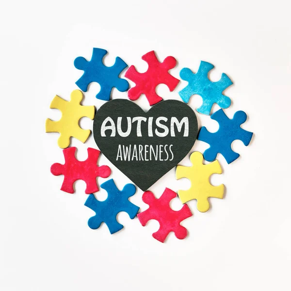 Autisme Campagne Symbolen Kleurrijke Puzzelstukjes Rond Schoolbord Stenen Hart Met — Stockfoto