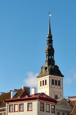 Tallinn, Estonya 'daki Aziz Niklas Kilisesi' nin çan kulesi güneşli bir yaz gününde