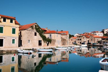 Taş köprü ve Vrboska köyündeki eski tarihi evler, Hvar adası, Dalmaçya, Hırvatistan, Avrupa. Panoramik afiş resmi. Eski balıkçı köyü, ünlü turistik mekan..