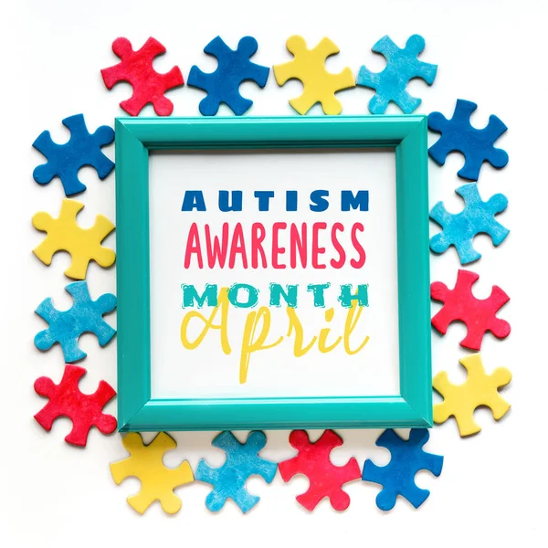 Texto World Autism Awareness Month Abril Marco Con Piezas Rompecabezas — Foto de Stock