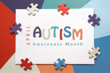 Metin Nisan, Dünya Otizm Farkındalık Ayı, yapboz parçalarıyla çerçeve. Pankart, duvar kağıdı, el ilanı arkaplanı, Sağlık Hizmeti Otizm Bilinci Kampanyası posteri