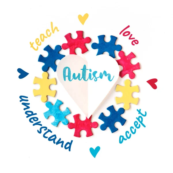 Autisme Wereldbewustmakingsdag Puzzelstukjes Rond Papieren Hart Met Woord Autisme Woorden — Stockfoto