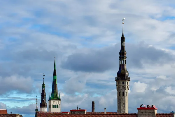 Linia Lotnicza Old Tallinn Trzy Wieże Trzy Wieże Nad Dachami — Zdjęcie stockowe