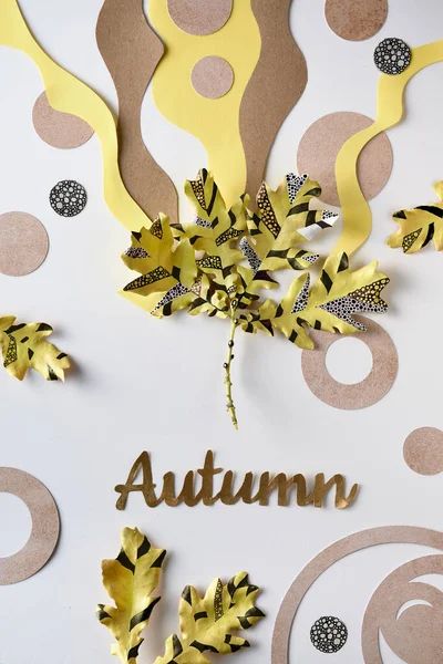 标题文字秋天 在橡木叶上画几何图案 在秋天的叶子上画画层状的褐色 米黄色和黄色的有机形状 平躺在地上 抽象的季节秋天背景 — 图库照片