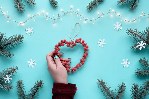 Ghirlanda Cuore Con Bacche Glassate Inverno Natale Piatto Laici Sfondo — Foto Stock