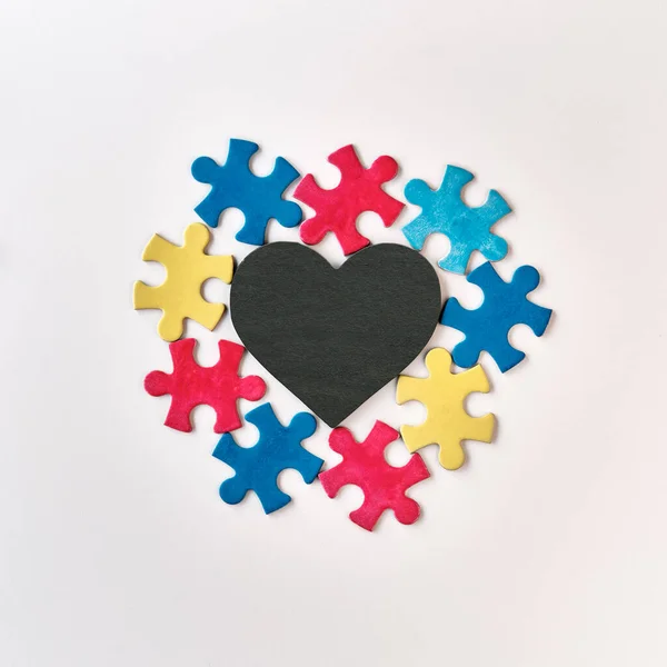 Autisme Campagne Symbolen Kleurrijke Puzzelstukjes Rond Schoolbord Stenen Hart Met — Stockfoto