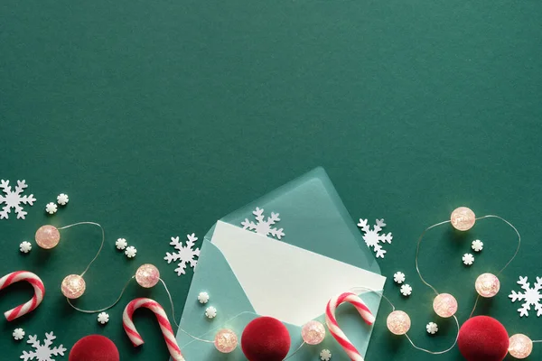 Grußkarte Papierumschlag Weihnachten Hintergrund Auf Grünem Papier Mit Gestreiften Weißen — Stockfoto