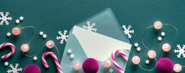 绿色绿松石纸上的全景圣诞横幅背景 全景与洋红糖果手杖 灯光花环 顶部视图 平面布局 空白纸袋卡片上的复制空间 — 图库照片